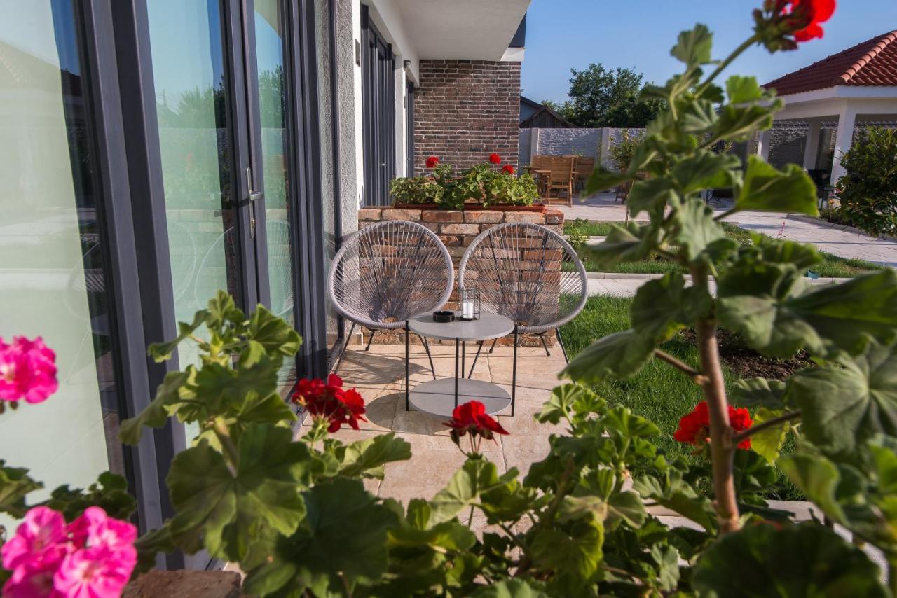 Boutique 23 Hotel Douăzeci şi Trei August Екстериор снимка