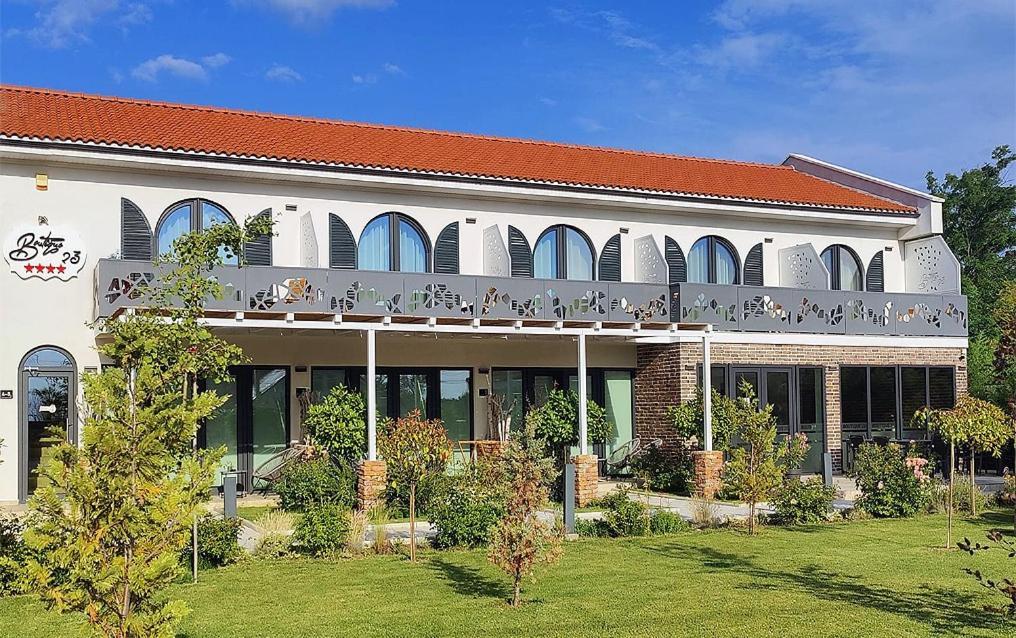 Boutique 23 Hotel Douăzeci şi Trei August Екстериор снимка