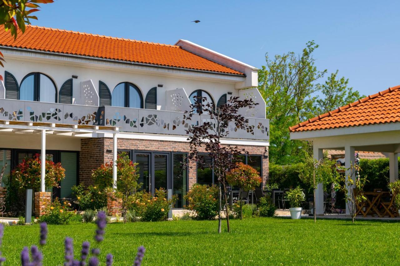 Boutique 23 Hotel Douăzeci şi Trei August Екстериор снимка