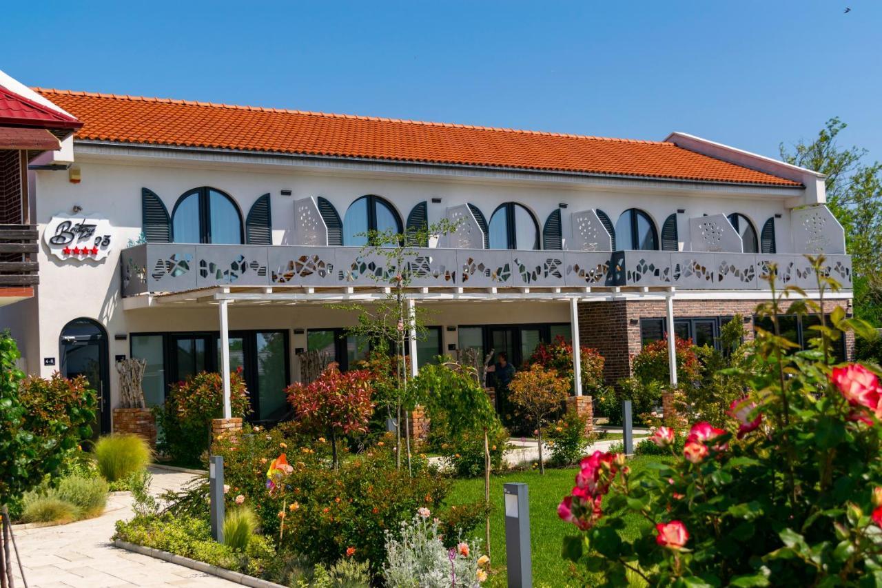 Boutique 23 Hotel Douăzeci şi Trei August Екстериор снимка
