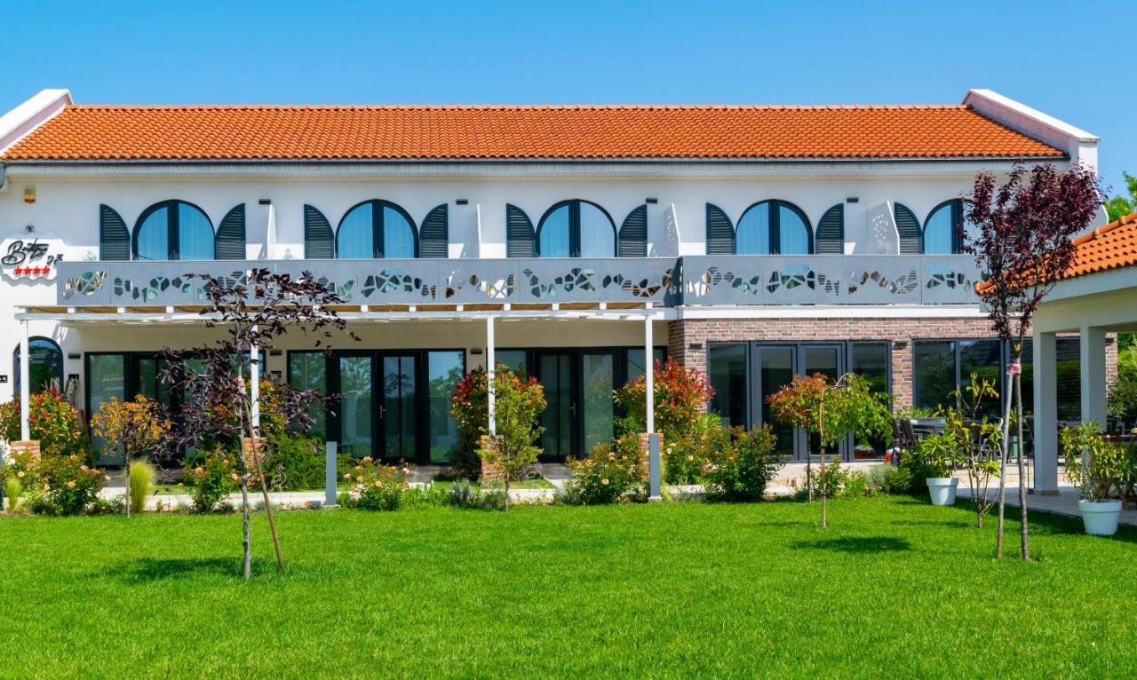 Boutique 23 Hotel Douăzeci şi Trei August Екстериор снимка