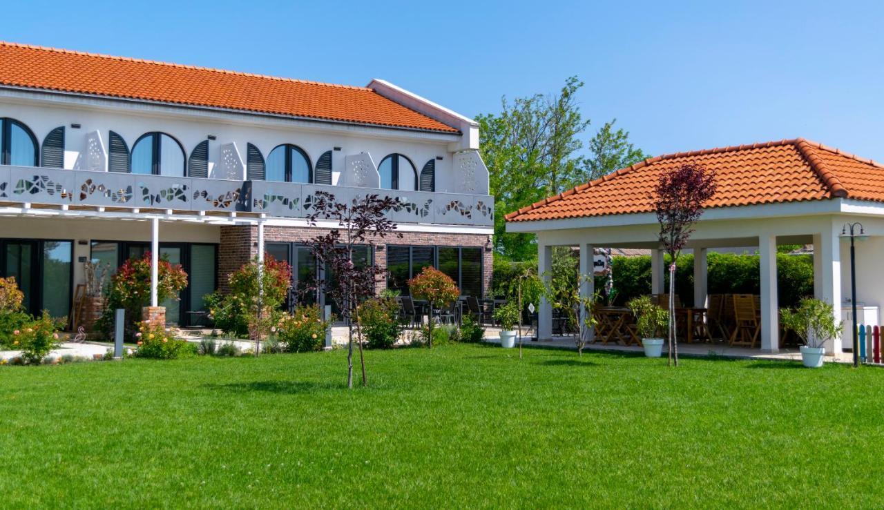 Boutique 23 Hotel Douăzeci şi Trei August Екстериор снимка