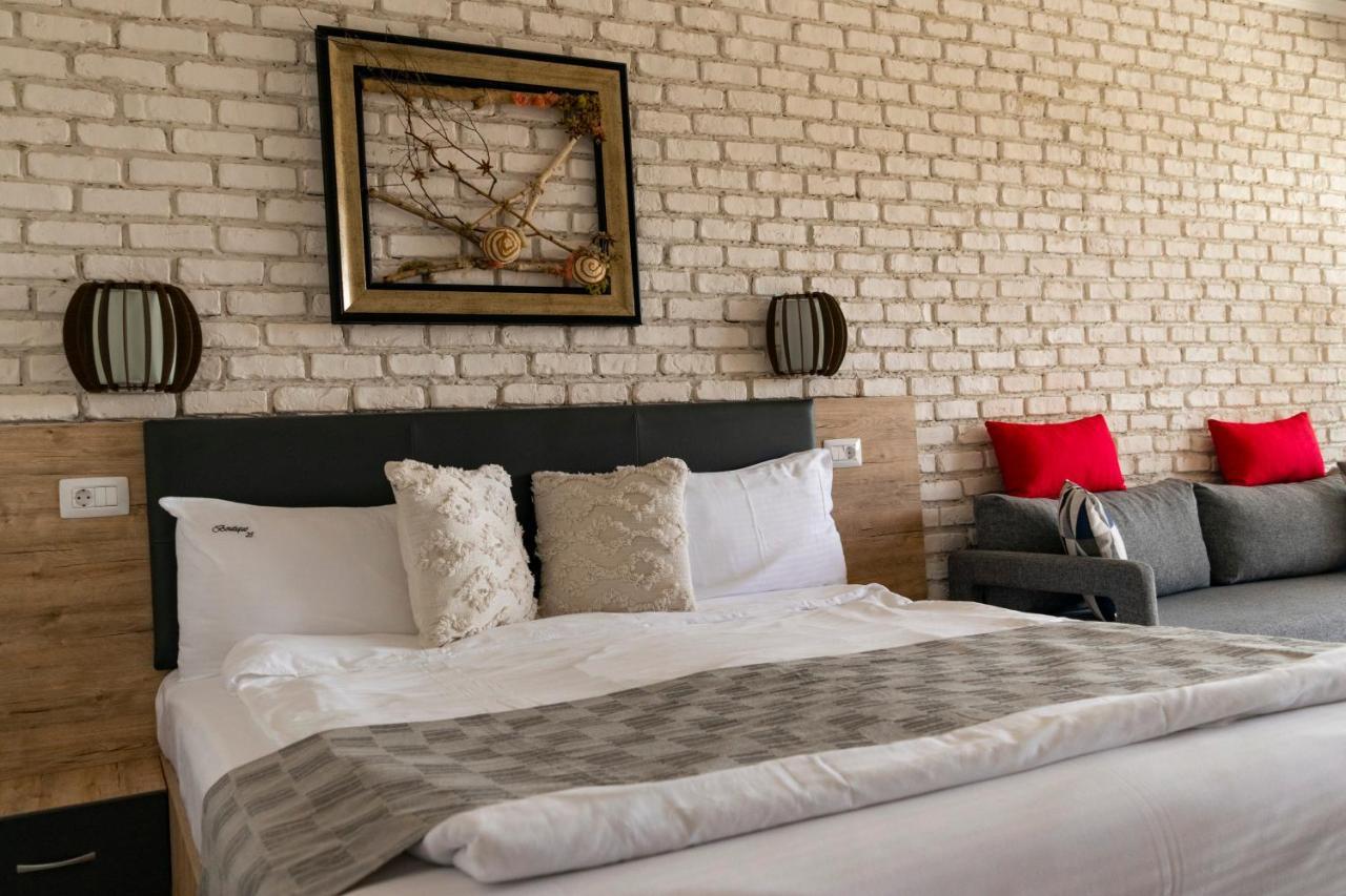 Boutique 23 Hotel Douăzeci şi Trei August Екстериор снимка
