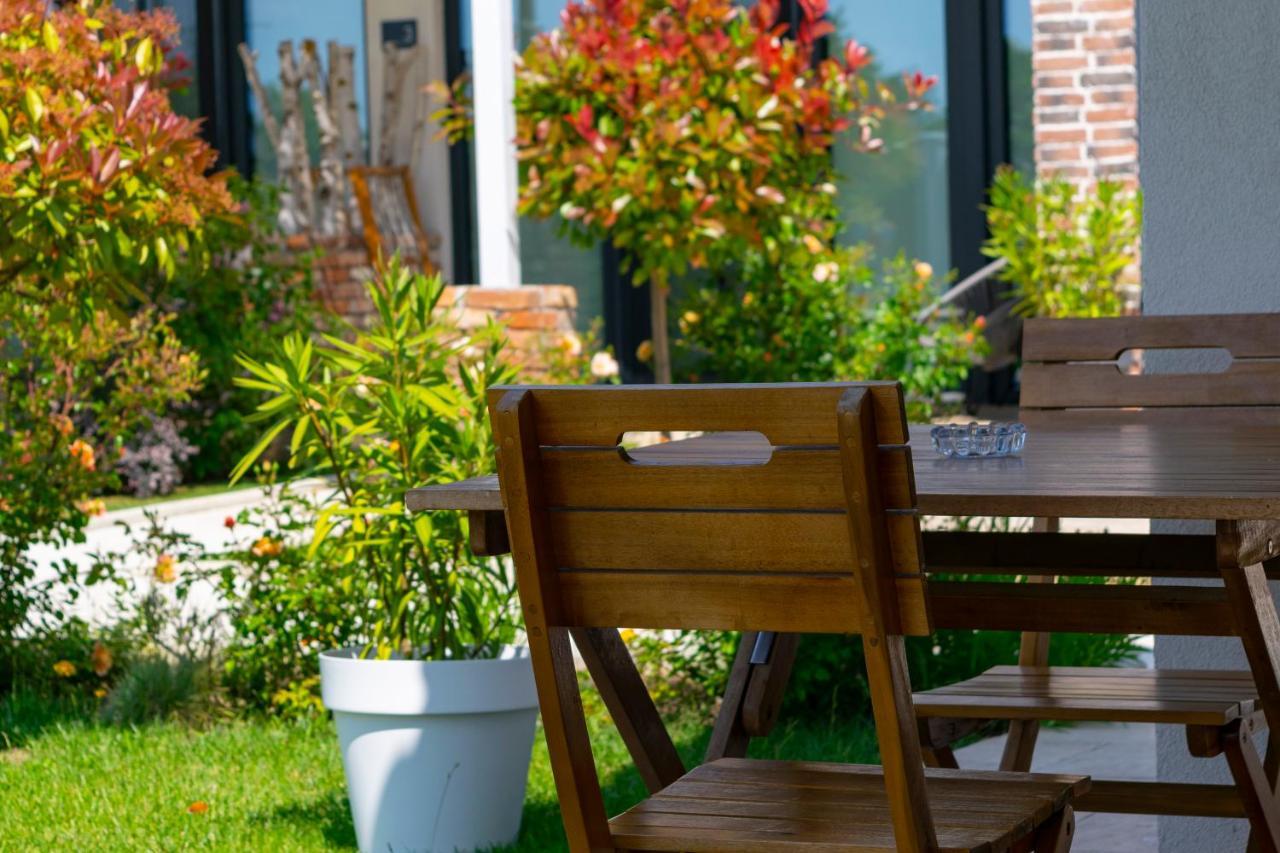 Boutique 23 Hotel Douăzeci şi Trei August Екстериор снимка