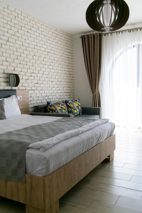 Boutique 23 Hotel Douăzeci şi Trei August Екстериор снимка