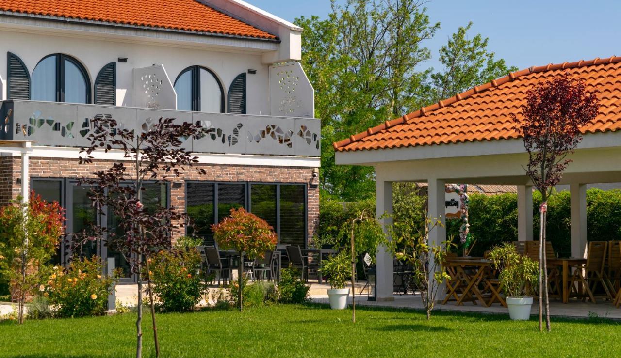 Boutique 23 Hotel Douăzeci şi Trei August Екстериор снимка